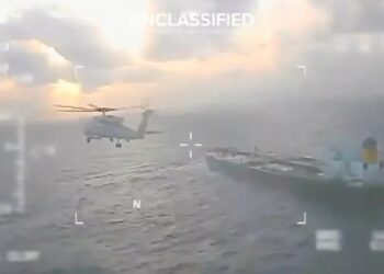 Dramë në Atlantik! SHBA sekuestron tanker nafte nën hijen e nëndetëses ruse