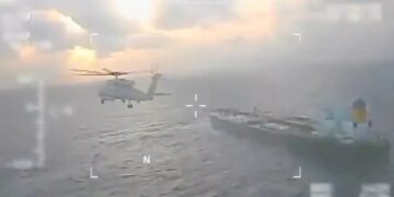 Dramë në Atlantik! SHBA sekuestron tanker nafte nën hijen e nëndetëses ruse