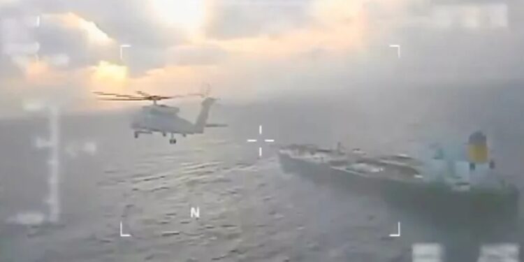 Dramë në Atlantik! SHBA sekuestron tanker nafte nën hijen e nëndetëses ruse