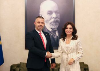 Kryetari Enkel Rexhepi e Ministrja Elisa Spiropali gjatë takimeve të mëhershme.