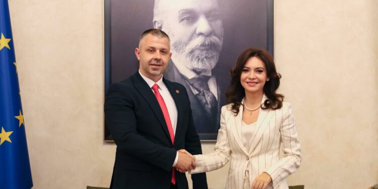 Kryetari Enkel Rexhepi e Ministrja Elisa Spiropali gjatë takimeve të mëhershme.