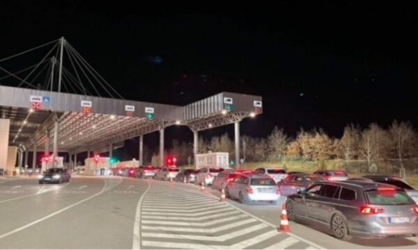Përditësohen të dhënat – Kolonë 1 kilometër për të dalë nga Kosova, qytetarët po presin deri në 1 orë