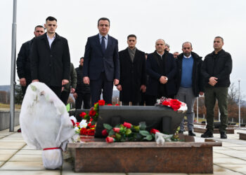 Kryeministri Kurti përkujton dëshmorët e Rogovës, Godenit dhe Bishtazhinës: Medaljon nderimi për Ilir Merturin në Klinë