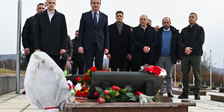 Kryeministri Kurti përkujton dëshmorët e Rogovës, Godenit dhe Bishtazhinës: Medaljon nderimi për Ilir Merturin në Klinë