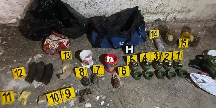 Armë dhe granata sërish në veri: Policia zbulon arsenal në një shtëpi të braktisur në Zveçan