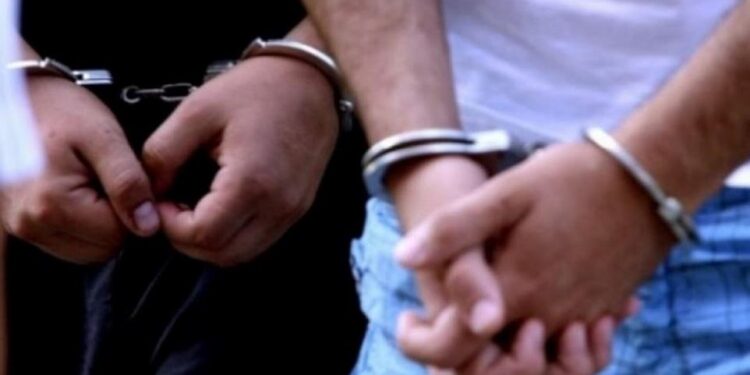 Arrestohen dy persona në Prishtinë, iu gjenden mbi 500 gramë drogë, para e armë