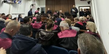 35 të pandehur po mbahen në Qendrën e Paraburgimit edhe pas skadimit të afatit 48-orësh