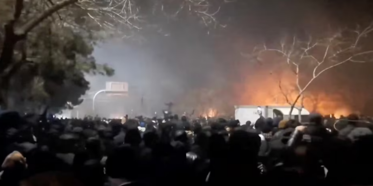 Numri i të vrarëve nga protestat në Iran arrin në mbi 500