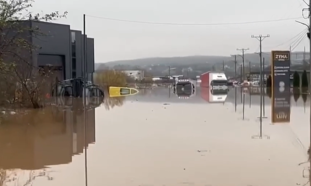 Bllokohet përkohësisht rruga Ferizaj–Prishtinë në Llapnasellë për shkak të vërshimeve, qarkullimi devijohet nga autostrada