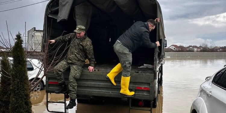 FSK në gatishmëri të plotë: Ndërhyrje për shpëtim dhe evakuim pas reshjeve të mëdha