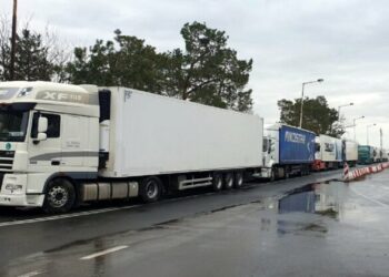 Ndërpritet qarkullimi i kamionëve në të gjitha pikat kufitare me Serbinë nga Sot