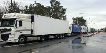 Ndërpritet qarkullimi i kamionëve në të gjitha pikat kufitare me Serbinë nga Sot