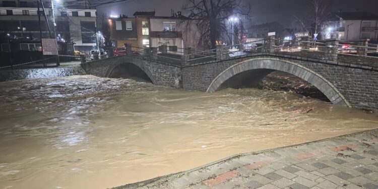 Reshje të mëdha në Kosovë: 43 mm shi për dy ditë, disa lumenj dalin nga shtrati