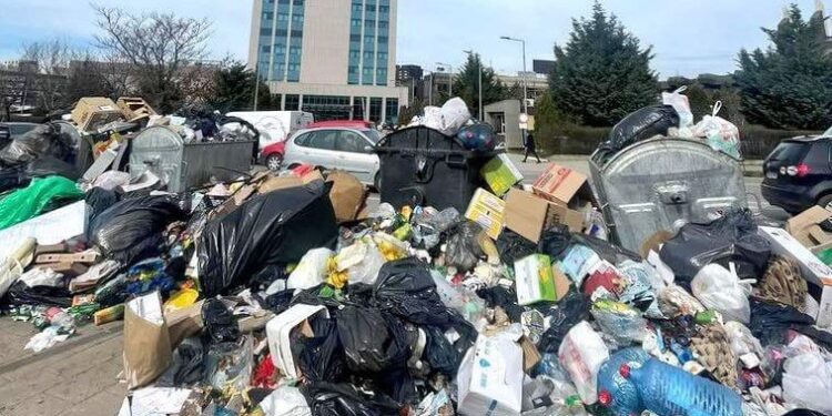 Vetëvendosje dorëzon në polici një kërkesë për hetim të kontratës 950 mijë euroshe të Komunës së Prishtinës për mbeturinat