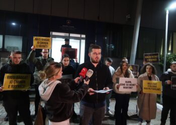 Qebe e qirinj para Qeverisë, Rinia e PDK-së proteston kundër krizës energjetike