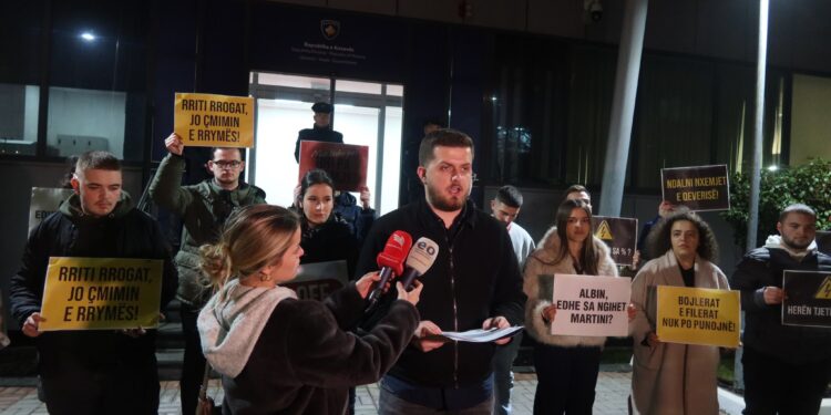 Qebe e qirinj para Qeverisë, Rinia e PDK-së proteston kundër krizës energjetike