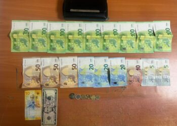 Shembull qytetar në Ferizaj: Gjen portofol me mbi 1,100 euro dhe e dorëzon në Polici