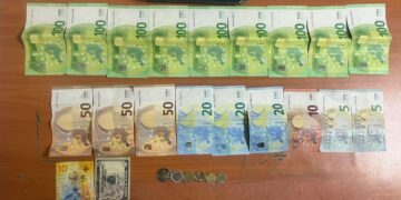 Shembull qytetar në Ferizaj: Gjen portofol me mbi 1,100 euro dhe e dorëzon në Polici