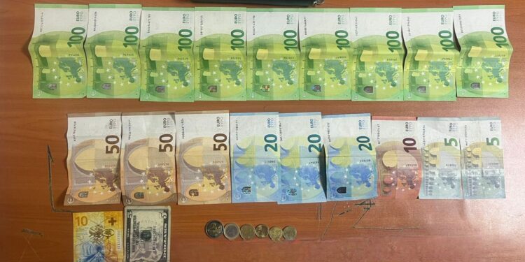 Shembull qytetar në Ferizaj: Gjen portofol me mbi 1,100 euro dhe e dorëzon në Polici