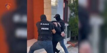 Arrestohen në Tiranë dy persona të kërkuar ndërkombëtarisht nga Kosova për trafikim qeniesh njerëzore