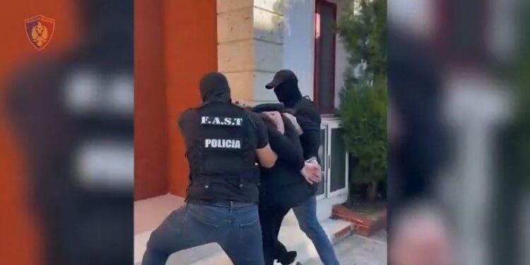 Arrestohen në Tiranë dy persona të kërkuar ndërkombëtarisht nga Kosova për trafikim qeniesh njerëzore
