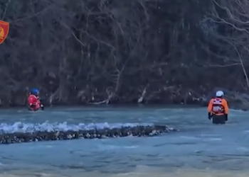 Dyshohet se u rrëmbye nga rrjedha e lumit Mat, policia shqiptare nis kërkimet për 30-vjeçarin