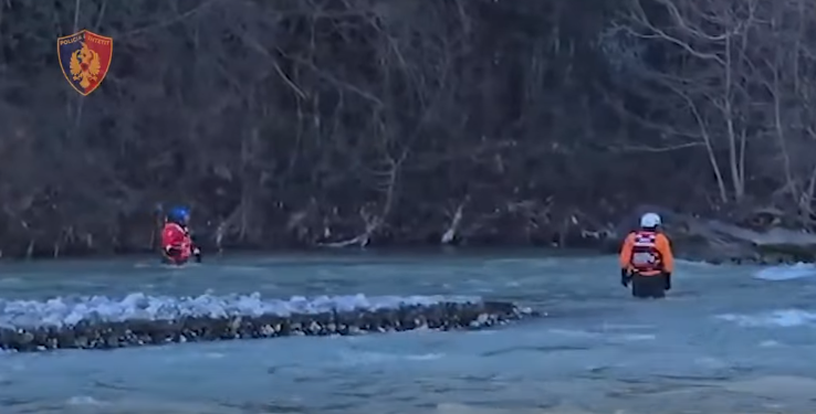 Dyshohet se u rrëmbye nga rrjedha e lumit Mat, policia shqiptare nis kërkimet për 30-vjeçarin