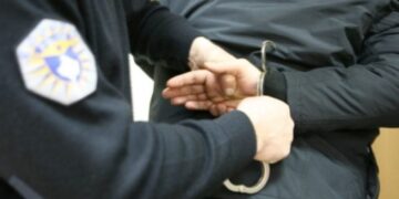 Arrestohet një person i kërkuar për vrasje në tentativë, i gjenden armë të ftohta në Ferizaj