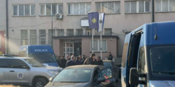 Familjarët e komisionerëve të arrestuar ankohen për kushte dhe shkelje të privatësisë