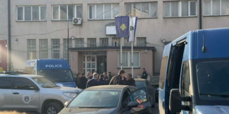 Familjarët e komisionerëve të arrestuar ankohen për kushte dhe shkelje të privatësisë