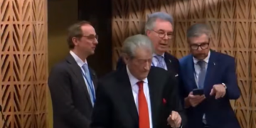 Berishës i ndërpritet fjala në KiE gjatë akuzave për “narkoshtet”: reagime dhe polemika nga Strasburgu