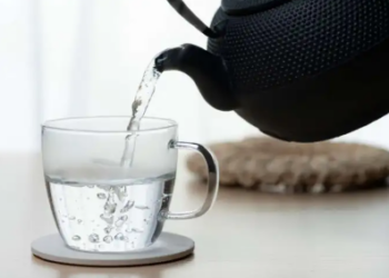 Uji i ngrohtë në mëngjes, zakoni i vjetër kinez që po rikthehet si ilaç natyral për shëndetin