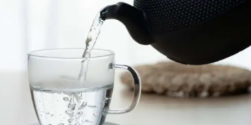 Uji i ngrohtë në mëngjes, zakoni i vjetër kinez që po rikthehet si ilaç natyral për shëndetin