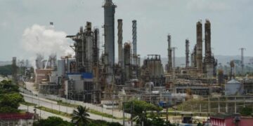 Venezuela përmbush kërkesat e Trump, hap industrinë e naftës për kompanitë e huaja