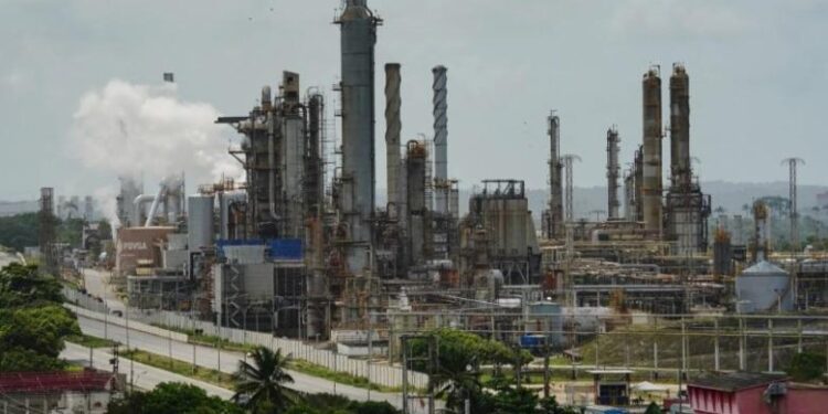 Venezuela përmbush kërkesat e Trump, hap industrinë e naftës për kompanitë e huaja