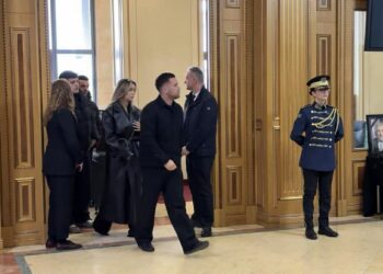 Yll Limani nderon figurën e Nexhat Dacit me homazhe