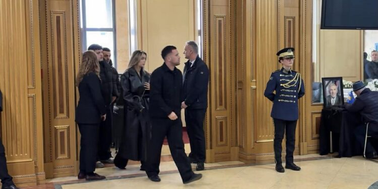 Yll Limani nderon figurën e Nexhat Dacit me homazhe