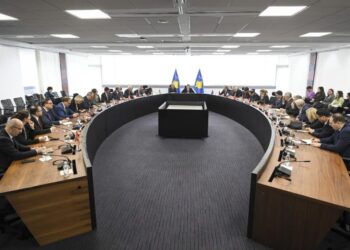 Kurti informon trupin diplomatik për zbatimin e Ligjit për të Huajt dhe Automjetet: Faza e parë nis me informim deri më 15 mars