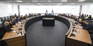 Kurti informon trupin diplomatik për zbatimin e Ligjit për të Huajt dhe Automjetet: Faza e parë nis me informim deri më 15 mars