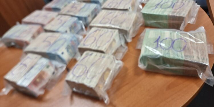 Kapen rreth 1 milion euro të padeklaruara në automjetin që po hynte në Kosovë