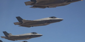 Arrestohet ish-piloti amerikan, dyshohet se trajnoi pilotë ushtarakë kinezë
