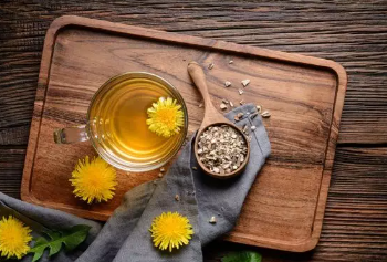 Si ta zvogëloni mbajtjen e ujit në trup: Këshilla natyrale për të luftuar edemën