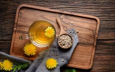 Si ta zvogëloni mbajtjen e ujit në trup: Këshilla natyrale për të luftuar edemën