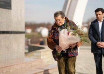 Ish-prokurori në gjyqin kundër Millosheviqit në Hagë ka vizituar Memorialin Përkujtimor në Reçak