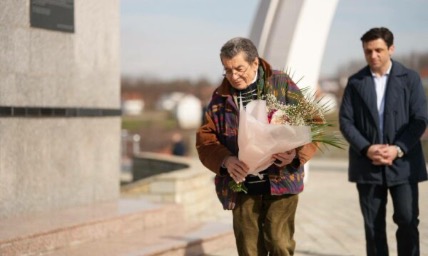 Ish-prokurori në gjyqin kundër Millosheviqit në Hagë ka vizituar Memorialin Përkujtimor në Reçak