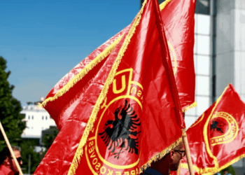 Nxënësit e Skenderajt me aksion simbolik në mbështetje të ish-krerëve të UÇK-së