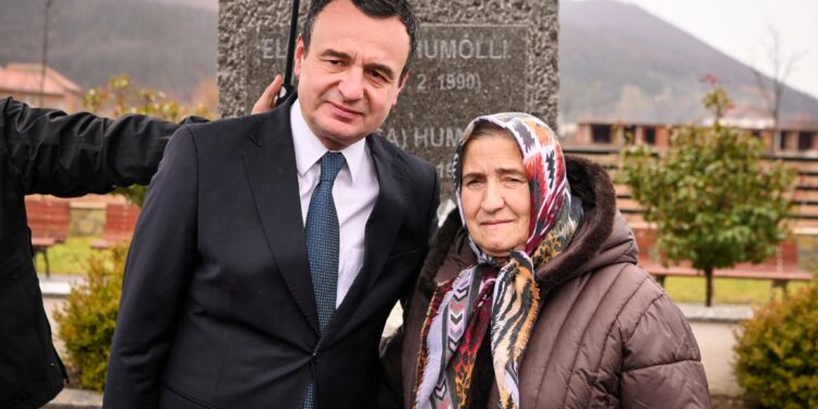 Kryeministri Kurti përkujton 36-vjetorin e rënies së Elfete Humollit: Simbol i sakrificës që i parapriu luftës çlirimtare