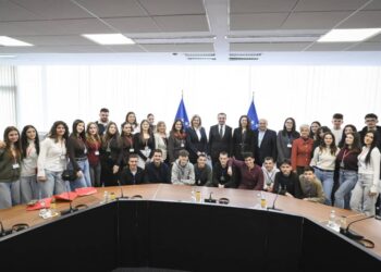 Albin Kurti priti nxënës nga Prishtina dhe Ulqini, diskutim për arsimin dhe tregun e punës