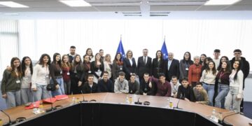 Albin Kurti priti nxënës nga Prishtina dhe Ulqini, diskutim për arsimin dhe tregun e punës