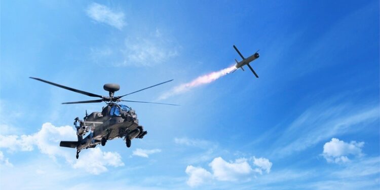 Apache amerikan teston predhën e re 30 mm që shpërthen pranë dronëve në ajër